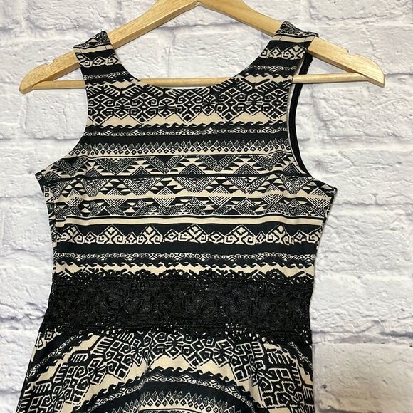 BAILEY Blue Geometric Print Lace Insert Skater Dress Size Small - Picture 7 of 10